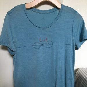 Icebreaker merino wool tshirt. 87% wool, 13% nylon. Size M. Women’s.